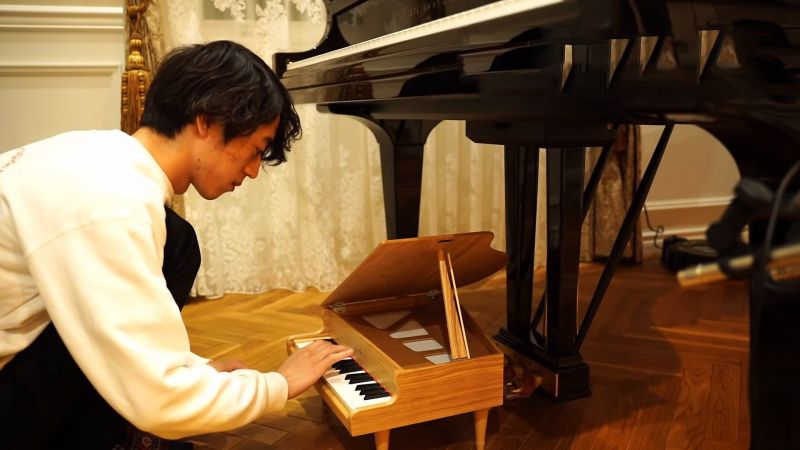 hayato sumino đánh đàn piano đồ chơi